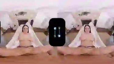 Муж и жена снимают еблю для VR-шлема в спальне