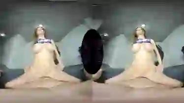 Молодая красивая сучка рада сняться в порно для VR