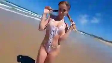 Секси жена на пляже хочет трахаться в жопу у моря