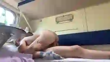 Русские студенты в вагоне поезда трахаются, снимая порнушку на койке купе утром